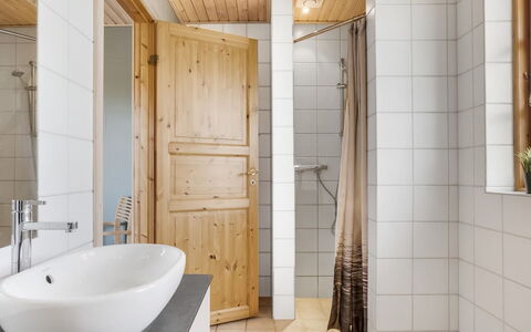 Uolevi - 1.1Km from the Sea: Flooring, Interieur Ontwerp, Loodgieterswerkinrichting, Verdieping, Muur, Hout, Badkamer, Wastafel In De Badkamer, Wastafel, Plafond