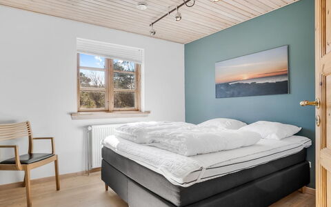 Uolevi - 1.1Km from the Sea: Slaapkamer, Bed, Hout, Laken, Interieur Ontwerp, Bedding, Verdieping, Flooring, Bed Frame, Plafond