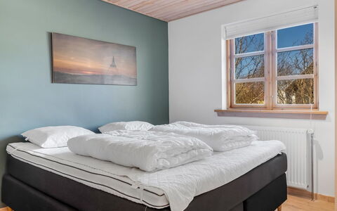 Uolevi - 1.1Km from the Sea: Slaapkamer, Hout, Bed, Verdieping, Flooring, Bedding, Interieur Ontwerp, Bed Frame, Laken, Kamer