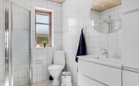 Uolevi - 1.1Km from the Sea: Flooring, Muur, Wc Bril, Badkamer, Loodgieterswerkinrichting, Verdieping, Toilet, Interieur Ontwerp, Wastafel, Loodgieter