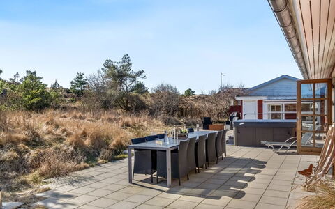 Uolevi - 1.1Km from the Sea: Lucht, Wolk, Land Lot, Huis, Buitenmeubels, Stoel, Schaduw, Dek, Landgoed, Landscaping