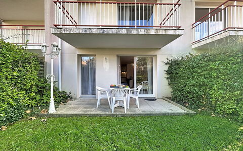 Le Clos de la Corderie: Balkon, Tuin, Gazon, Schaduw, Werf, Backyard, Landscaping, Veranda, Hacienda, Villa