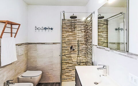 Tra Gli Ulivi: Flooring, Loodgieterswerkinrichting, Verdieping, Interieur Ontwerp, Badkamer, Wc Bril, Tegel, Toilet, Loodgieter, Kraan