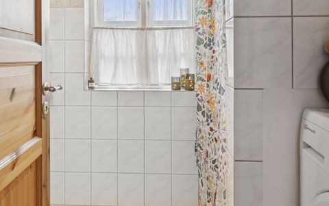 Holmfridur - 1.1Km from the Sea: Tegel, Mozaïek, Loodgieterswerkinrichting, Ceramic, Badkamer