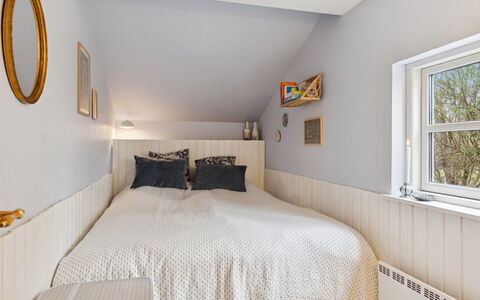 Holmfridur - 1.1Km from the Sea: Slaapkamer, Bed, Muur, Interieur Ontwerp, Hout, Bedding, Verdieping, Flooring, Plafond, Laken