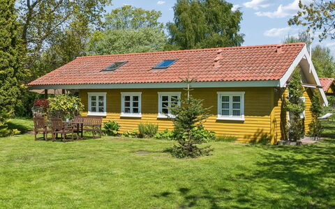 Holmfridur - 1.1Km from the Sea: Meubilair, Hout, Interieur Ontwerp, Flooring, Verdieping, Stoel, Kamer, Plafond, Woonkamer, Appartement