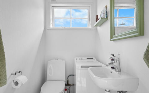 Lenya - 60M from the Sea: Wc Bril, Loodgieterswerkinrichting, Badkamer, Toilet, Wastafel, Flooring, Verdieping, Kraan, Loodgieter, Interieur Ontwerp