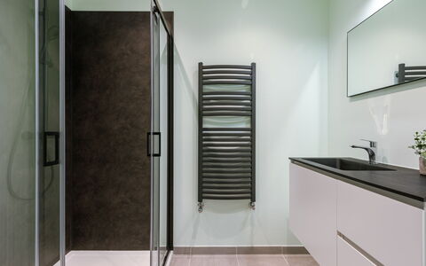 Trondjhem with Seaview: Interieur Ontwerp, Loodgieterswerkinrichting, Flooring, Badkamer, Verdieping, Badkamerkast, Loodgieter, Kraan, Tegel, Douche