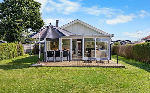 Edeltraud - 100M from the Sea: Meubilair, Hout, Interieur Ontwerp, Flooring, Verdieping, Stoel, Kamer, Plafond, Woonkamer, Appartement