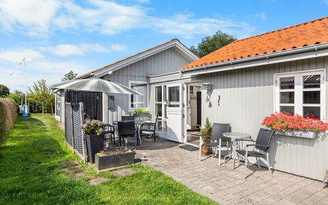Edeltraud - 100M from the Sea: Meubilair, Hout, Interieur Ontwerp, Flooring, Verdieping, Stoel, Kamer, Plafond, Woonkamer, Appartement