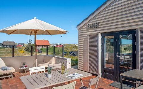 Sointu - 300M from the Sea: Meubilair, Huis, Buitenmeubels, Schaduw, Buitentafel, Stoel, Veranda, Patio, Dek, Beits