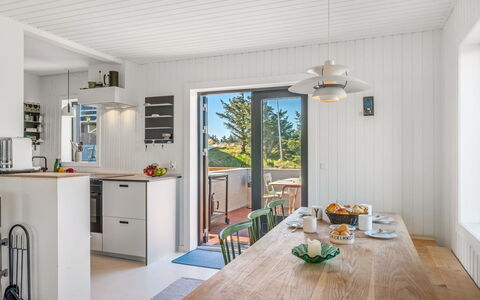 Sointu - 300M from the Sea: Meubilair, Flooring, Interieur Ontwerp, Hout, Keuken, Countertop, Verdieping, Plafond, Keuken En Eettafel, Stoel