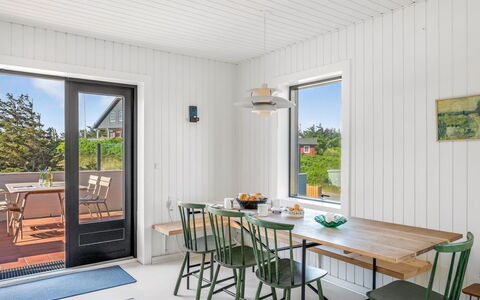 Sointu - 300M from the Sea: Hout, Meubilair, Keuken En Eettafel, Tafel, Interieur Ontwerp, Flooring, Eetkamer, Stoel, Verdieping, Plafond