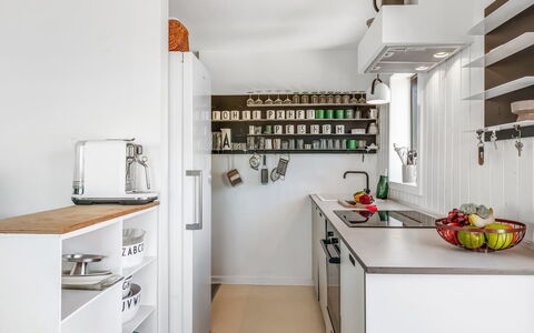Sointu - 300M from the Sea: Keuken, Toestel Van De Keuken, Countertop, Major Appliance, Interieur Ontwerp, Cabinetry, Meubilair, Huishoudapparatuur, Flooring, Kamer
