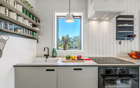 Sointu - 300M from the Sea: Keuken, Toestel Van De Keuken, Countertop, Major Appliance, Gootsteen, Interieur Ontwerp, Hout, Huishoudapparatuur, Wastafel, Loodgieterswerkinrichting