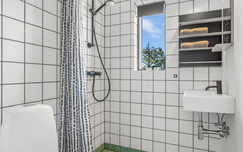 Sointu - 300M from the Sea: Loodgieterswerkinrichting, Badkamer, Flooring, Toilet, Verdieping, Interieur Ontwerp, Loodgieter, Wc Bril, Tegel, Wastafel