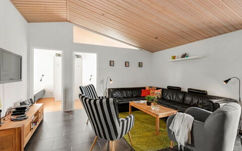 Sod - 3.2Km from the Sea: Interieur Ontwerp, Meubilair, Flooring, Bankstel, Muur, Verdieping, Hout, Plafond, Woonkamer, Lichte Inrichting