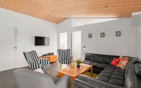 Sod - 3.2Km from the Sea: Meubilair, Interieur Ontwerp, Bankstel, Flooring, Muur, Verdieping, Plafond, Hout, Woonkamer, Kamer