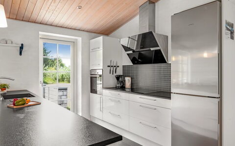 Sod - 3.2Km from the Sea: Keuken, Countertop, Toestel Van De Keuken, Flooring, Major Appliance, Interieur Ontwerp, Cabinetry, Hout, Huishoudapparatuur, Verdieping