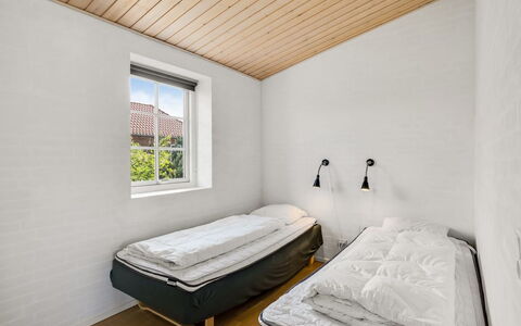 Sod - 3.2Km from the Sea: Muur, Hout, Plafond, Verdieping, Flooring, Slaapkamer, Bed, Bed Frame, Bedding, Laken