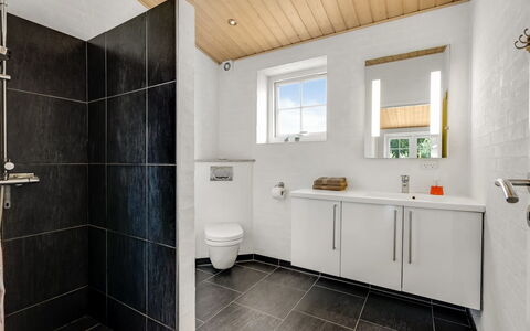 Sod - 3.2Km from the Sea: Flooring, Muur, Loodgieterswerkinrichting, Verdieping, Interieur Ontwerp, Plafond, Wastafel, Badkamer, Loodgieter, Kraan