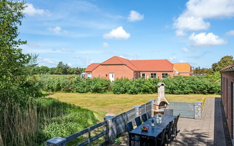 Sod - 3.2Km from the Sea: Lucht, Gras, Dak, Huis, Huis, Struik, Woongebied, Land Lot, Landschap, Wolk