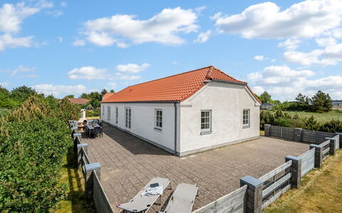 Donco - 3.2Km from the Sea: Meubilair, Hout, Interieur Ontwerp, Flooring, Verdieping, Stoel, Kamer, Plafond, Woonkamer, Appartement