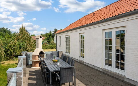 Donco - 3.2Km from the Sea: Meubilair, Hout, Interieur Ontwerp, Flooring, Verdieping, Stoel, Kamer, Plafond, Woonkamer, Appartement