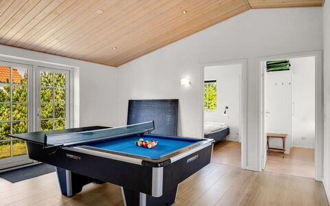 Donco - 3.2Km from the Sea: Meubilair, Hout, Interieur Ontwerp, Flooring, Verdieping, Stoel, Kamer, Plafond, Woonkamer, Appartement