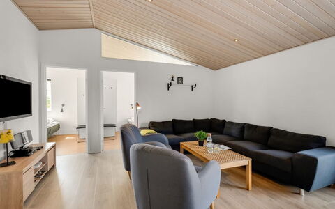 Donco - 3.2Km from the Sea: Meubilair, Hout, Interieur Ontwerp, Flooring, Verdieping, Stoel, Kamer, Plafond, Woonkamer, Appartement
