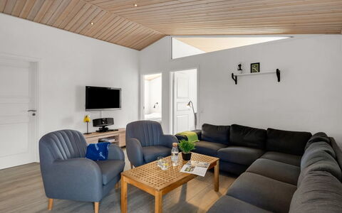 Donco - 3.2Km from the Sea: Meubilair, Hout, Interieur Ontwerp, Flooring, Verdieping, Stoel, Kamer, Plafond, Woonkamer, Appartement