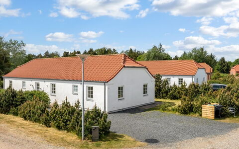 Donco - 3.2Km from the Sea: Meubilair, Hout, Interieur Ontwerp, Flooring, Verdieping, Stoel, Kamer, Plafond, Woonkamer, Appartement