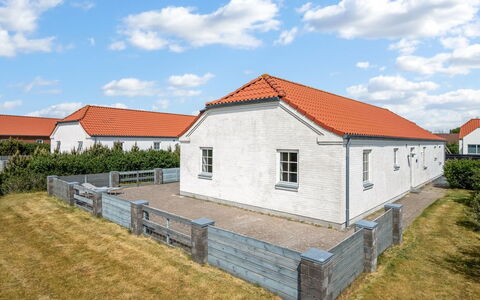 Donco - 3.2Km from the Sea: Meubilair, Hout, Interieur Ontwerp, Flooring, Verdieping, Stoel, Kamer, Plafond, Woonkamer, Appartement
