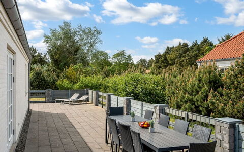 Donco - 3.2Km from the Sea: Meubilair, Hout, Interieur Ontwerp, Flooring, Verdieping, Stoel, Kamer, Plafond, Woonkamer, Appartement