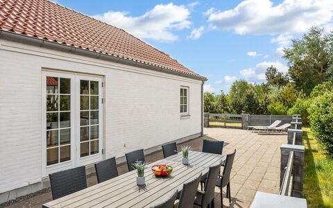 Donco - 3.2Km from the Sea: Meubilair, Hout, Interieur Ontwerp, Flooring, Verdieping, Stoel, Kamer, Plafond, Woonkamer, Appartement