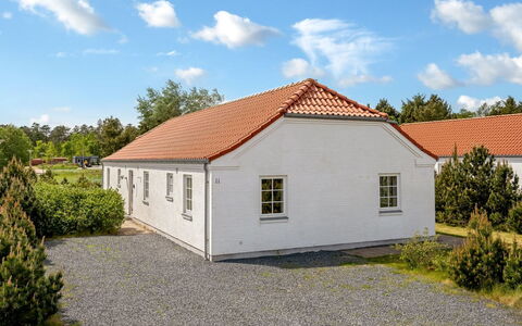 Donco - 3.2Km from the Sea: Meubilair, Hout, Interieur Ontwerp, Flooring, Verdieping, Stoel, Kamer, Plafond, Woonkamer, Appartement
