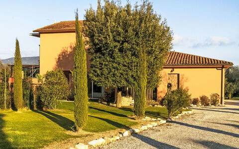Il Tiglioré: Blad, Gras, Struik, Land Lot, Landscaping, Tuin, Woody Plant, Schaduw