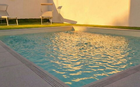Posada 10: Zwembad, Verdieping, Flooring, Samengesteld Materiaal, Toevlucht, Schaduw, Waterpartij, Tegel, Ontwerp, Backyard