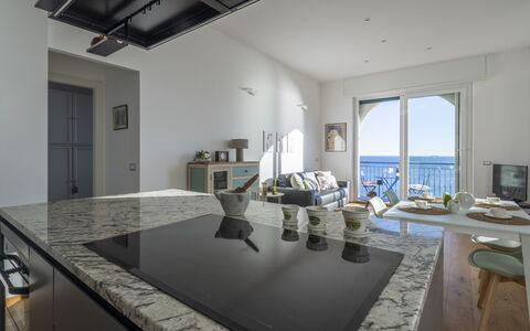 La Casa di Martina, Amazing Seaview: Zee, Keuken, Kust En Oceanic Landvormen, Kust, Oceaan, Countertop, Stoel, Baai, Cabinetry