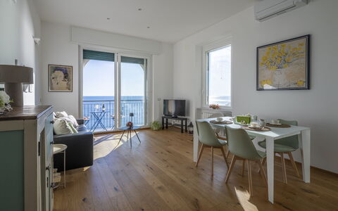 La Casa di Martina, Amazing Seaview: Meubilair, Flooring, Verdieping, Hout, Interieur Ontwerp, Tafel, Stoel, Keuken En Eettafel, Zee, Houten Vloer