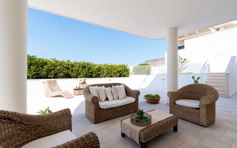Il Respiro del Mare: Meubilair, Interieur Ontwerp, Verdieping, Flooring, Stoel, Buitenmeubels, Balkon, Plafond, Bloempot, Appartement