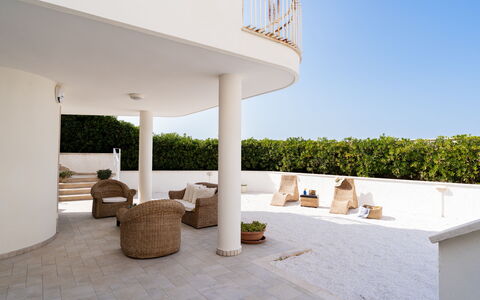 Il Respiro del Mare: Balkon, Kolom, Schaduw, Buitenmeubels, Villa, Landgoed, Outdoor Structuur, Ontwerp, Veranda, Stoel