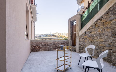 La Casa di Bruno, Terrace, in the Heart of Genova: Samengesteld Materiaal, Appartement, Stoel, Balkon, Beton, Beits, Leuning, Hardwood, Trap, Houten Vloer