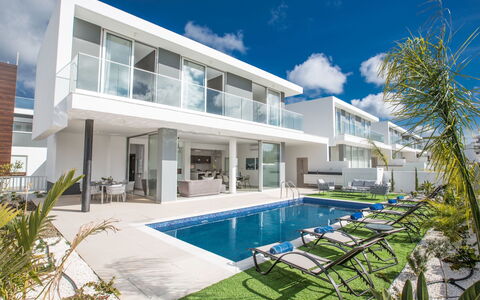 3-Schlafzimmer-Villa mit Privatem Pool im Zentrum