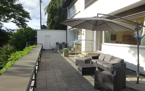 Großzügige Wohnung mit Terrasse und Rheintalblick