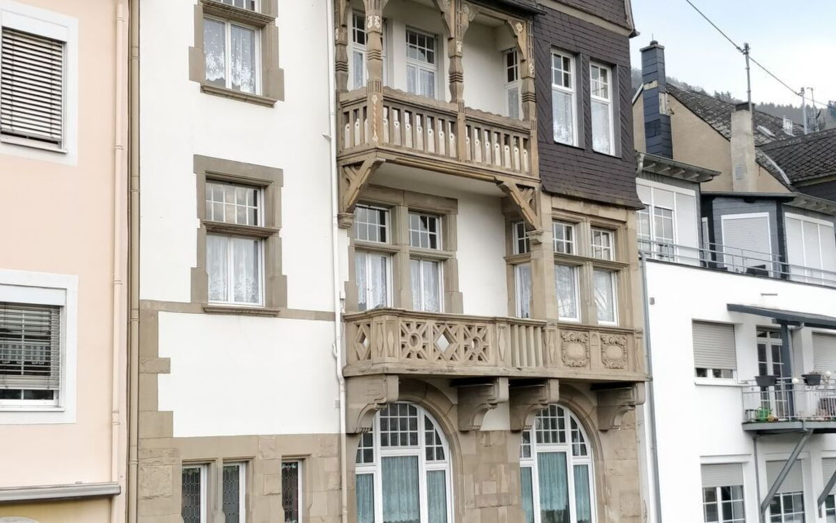 Wohnung in Einem Historischen Gebäude mit Balkon U