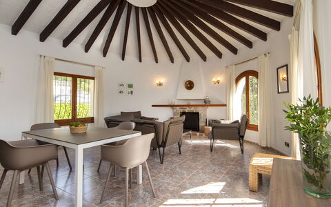 Miss: Bankstel, Meubilair, Fabriek, Eigendom, Tafel, Kamerplant, Bloempot, Hout, Stoel, Venster