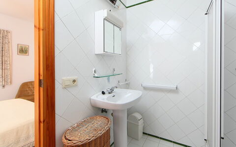 La Vina: Badkamer, Kamer, Eigendom, Interieur Ontwerp, Loodgieterswerkinrichting, Tegel, Architectuur, Badkamer Accessoire, Kraan, Huis