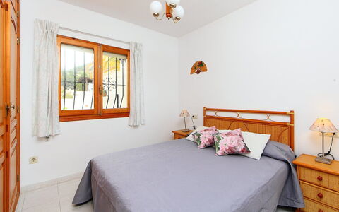 La Vina: Slaapkamer, Kamer, Bed, Meubilair, Eigendom, Laken, Bed Frame, Bedding, Verdieping, Muur