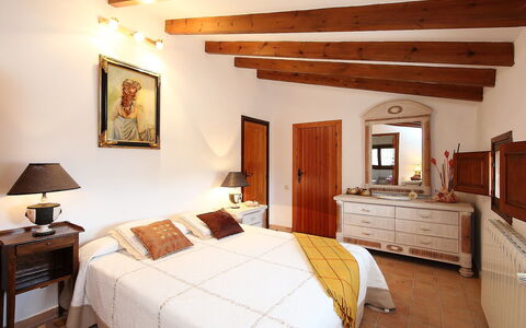 Baile del Sol: Slaapkamer, Meubilair, Kamer, Bed, Eigendom, Plafond, Laken, Interieur Ontwerp, Bed Frame, Gebouw